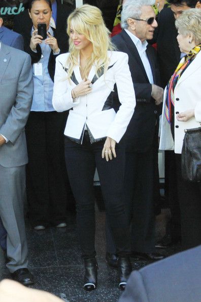 Shakira2BShakira2BReceives2Bstar2BHollywood2BWalk2BJWKrwEf-bZsl.jpg