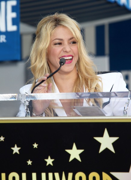 SHAKIRA_RECEIVINGSTAR_283029.JPG