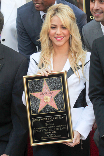 shakira-hollywood-walk-of-fame-04_prphotos.jpg