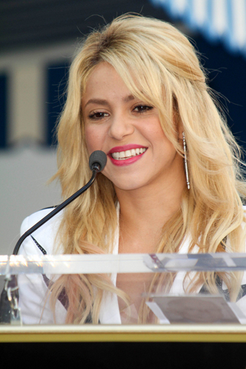 shakira-hollywood-walk-of-fame-06_prphotos.jpg