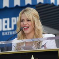 SHAKIRA_RECEIVINGSTAR_281529.jpg