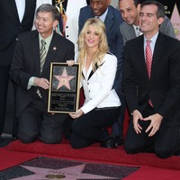 SHAKIRA_RECEIVINGSTAR_283229.JPG