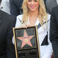 shakira-hollywood-walk-of-fame-04_prphotos.jpg