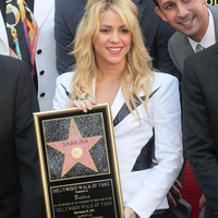 shakira-hollywood-walk-of-fame-05_prphotos.jpg