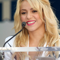 shakira-hollywood-walk-of-fame-06_prphotos.jpg