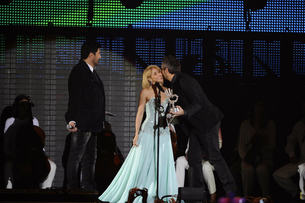 SHAKIRA_PERFORMING_283229.jpg