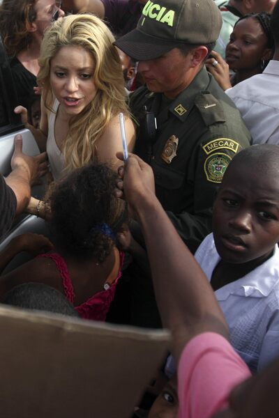 27621_Tikipeter_Shakira_Lays_the_Foundation_Stone_009_123_59lo.jpg