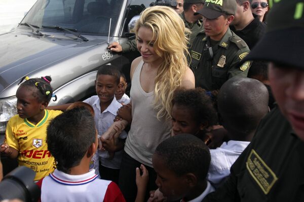 27643_Tikipeter_Shakira_Lays_the_Foundation_Stone_013_123_512lo.jpg
