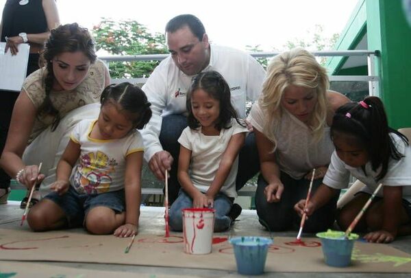 shakira-con-el-gobernador-roberto-borge-y-la-presidnte-del-dif-mariana-zorrilla1.jpg