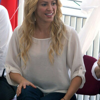 Shakira2BShakira2BVisits2BIsreal2BVoyCEAs8Pxql.jpg