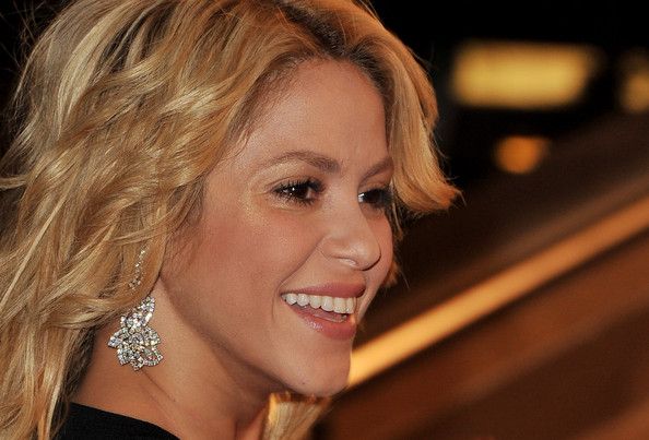 Shakira2BNRJ2BMusic2BAwards2B20112BRed2BCarpet2BArrivals2BNuQtHp9VtqQl.jpg