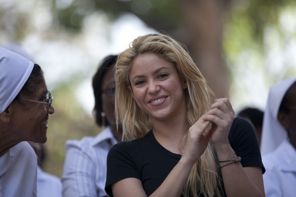 81958_Shakira_Haiti7_122_411lo.jpg