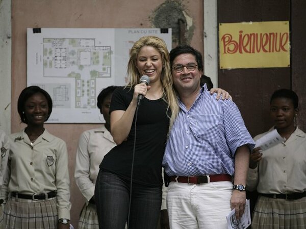 multimedia_rpp_com_pe21files215Df-21fotos21entretenimiento21shakira-donacion31mar21shakira-donacion05.jpg