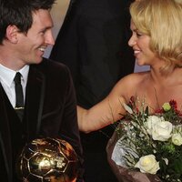 Shakira-saluda-a-Messi-Foto-AF_54244782150_54115221152_960_640.jpg