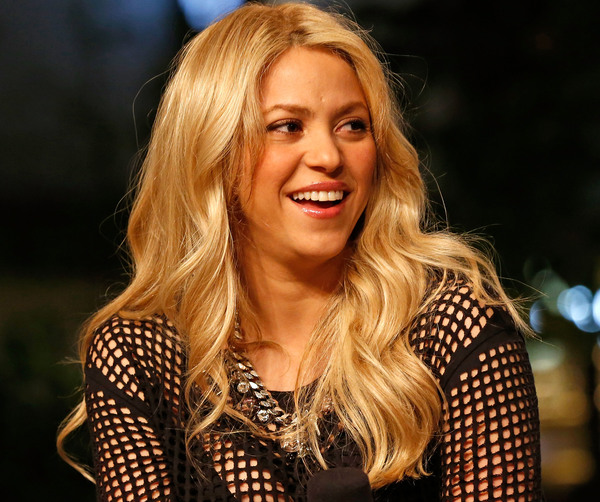 Shakira_EXTRA_show_281029.jpg