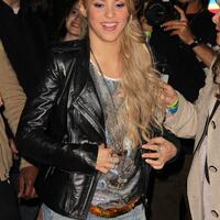 Shakira_TheVoiceSeason4RedCarpet_28229.jpg