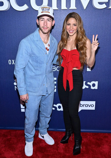 shakira-nick-jonas-nbc-2022-1.jpg