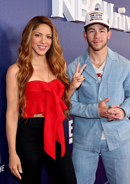 shakira-nick-jonas-nbc-2022-2.jpg