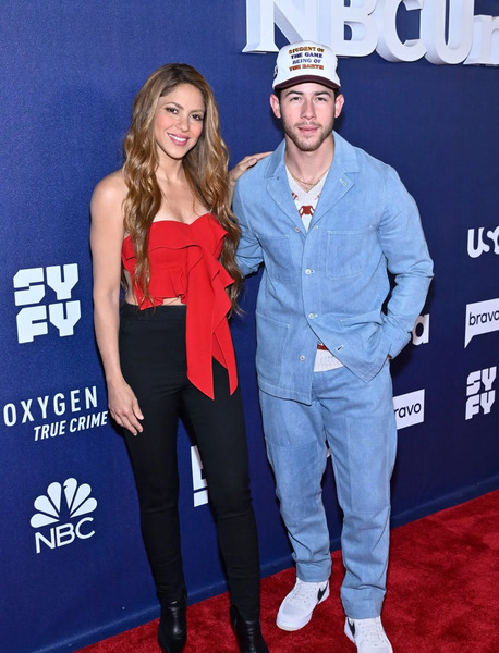 shakira-nick-jonas-nbc-2022.jpg