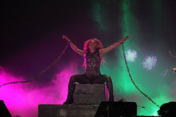 Shakira-hace-cantar-a-asistentes-en-el-estadio-Azteca_34369288.jpg