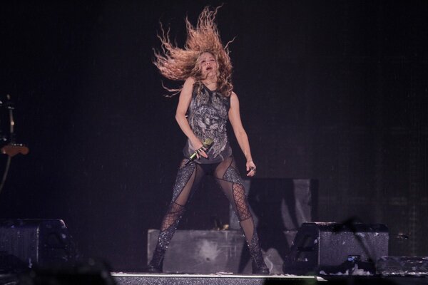 Shakira-hace-cantar-a-asistentes-en-el-estadio-Azteca_34369299.jpg