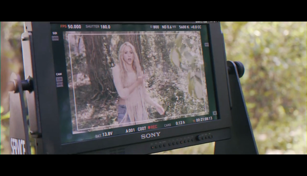 meenamoremakingof_www_shakira-online_fr_00020.png