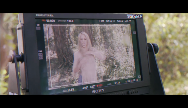 meenamoremakingof_www_shakira-online_fr_00021.png