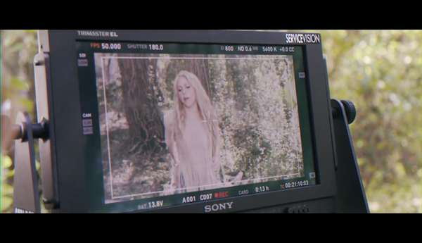 meenamoremakingof_www_shakira-online_fr_00022.png