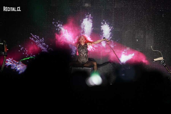 Shakira_en_Estadio_Nacional_-_Checho_Garcia_Pardo_-_CHM43095.jpg
