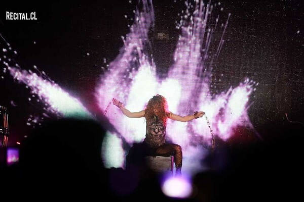 Shakira_en_Estadio_Nacional_-_Checho_Garcia_Pardo_-_CHM43106.jpg