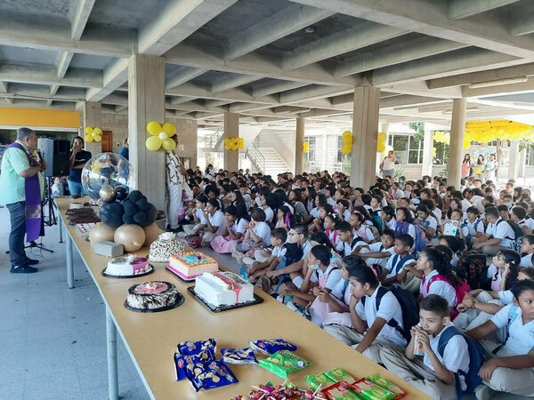 2 Mars - Feliz cumpleaÃ±os a nuestro colegio de la playa de  @fpiesdescalzos  Hace 14 aÃ±os en Barranqulla construimos un colegio que trasformÃ³ la vida de miles de niÃ±os familias y una comunidad entera.
