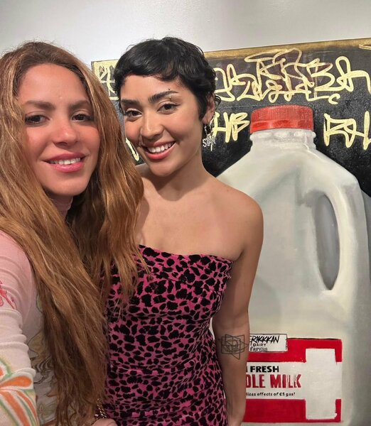 19 Mai - Con mi sobrina Isabella Mebarak anoche en su exhibición en Miami. Al fondo  Amerikkkan su obra protesta sobre Black Lives Matter. One of my fav!
