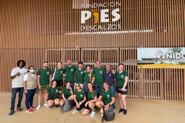 1 Juin - Dr. Elizalde y el equipo de oftalmologÃ­a de la Fundacion Barraquer ayudando a los niÃ±os de nuestra escuela  @fpiesdescalzos  en Cartagena, Colombia. Gracias a todo el equipo mÃ©dico que dona su tiempo y esfuerzo a nuestros niÃ±os mas vulnerable
