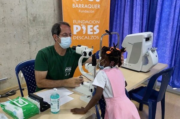 1 Juin - Dr. Elizalde y el equipo de oftalmología de la Fundacion Barraquer ayudando a los niños de nuestra escuela  @fpiesdescalzos  en Cartagena, Colombia. Gracias a todo el equipo médico que dona su tiempo y esfuerzo a nuestros niños mas vulnerable
