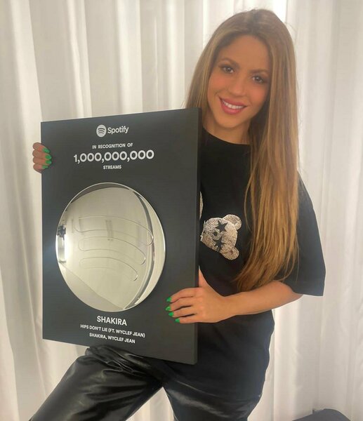 27 Septembre - Wow! One billion streams for Hips Don't Lie. Thank you to  @Spotify  for the plaque, to  @wyclef  for the collaboration and to all of you for your incredible support.
