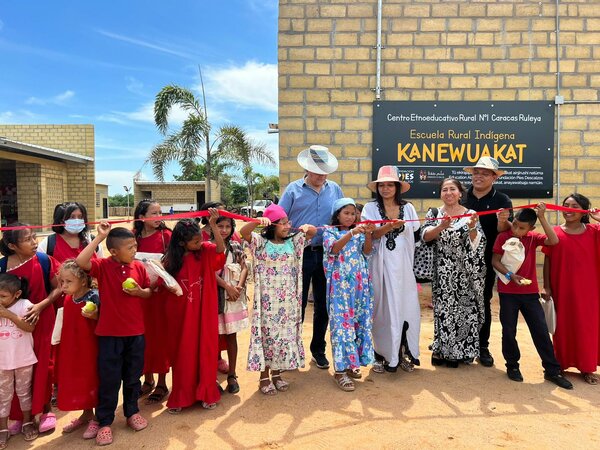 1 Octobre - Inauguramos en La Guajira una nueva escuela  @fpiesdescalzos  con nuestros socios â€œEducate a Childâ€ y el  gobierno local. Construida con paneles solares, eficiente en carbono, de materiales locales, y una de las pocas de la zona, es un lug
