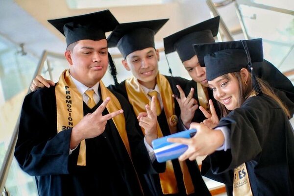 16 DÃ©cembre - Estamos celebrando desde nuestra fundaciÃ³n  @fpiesdescalzos  la graduaciÃ³n de nuestros alumnos de Barranquilla, promociÃ³n 2022, a quienes hemos acompaÃ±ado en su educaciÃ³n desde los casi 3 aÃ±os!! Gracias al equipo de Pies Descalzos, lo
