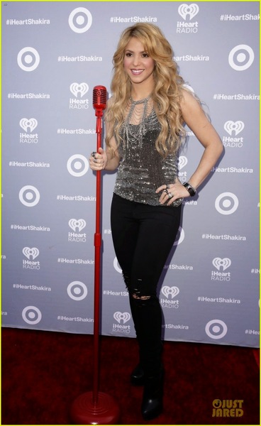 shakira-dazzling-kissing-beauty-at-album-release-party-01.jpg