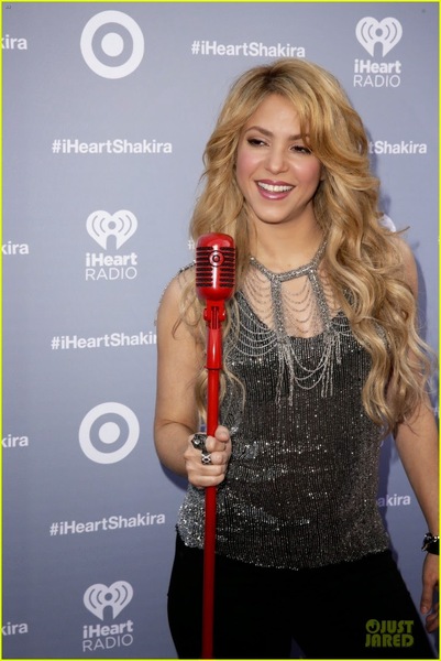 shakira-dazzling-kissing-beauty-at-album-release-party-02.jpg