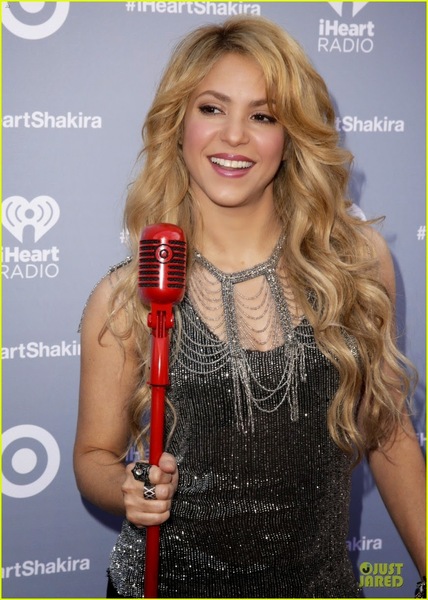 shakira-dazzling-kissing-beauty-at-album-release-party-08.jpg