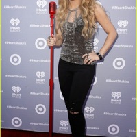 shakira-dazzling-kissing-beauty-at-album-release-party-01.jpg