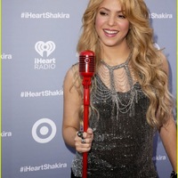 shakira-dazzling-kissing-beauty-at-album-release-party-02.jpg