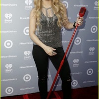 shakira-dazzling-kissing-beauty-at-album-release-party-03.jpg