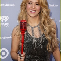 shakira-dazzling-kissing-beauty-at-album-release-party-08.jpg