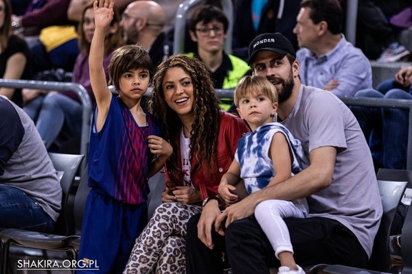 shakira-die-saengerin-sah-sich-mit-ihrer-familie-ein-basketball-spiel-an-.jpg