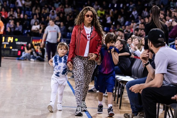 shakira-zu-einem-basketballspiel-kam-sie-mit-der-ganzen-familie-.jpg