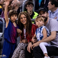 shakira-die-saengerin-sah-sich-mit-ihrer-familie-ein-basketball-spiel-an-.jpg