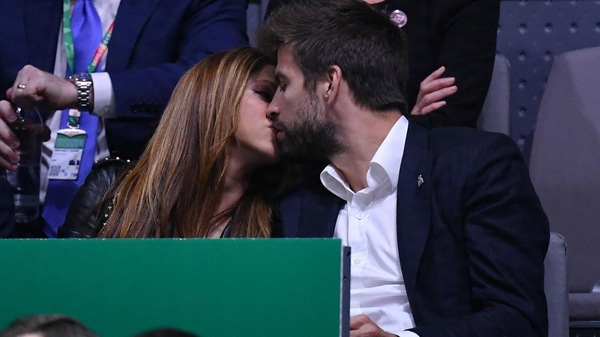 davis-cup-shakira-und-gerard-pique-knutschen-ausgiebig-.jpg