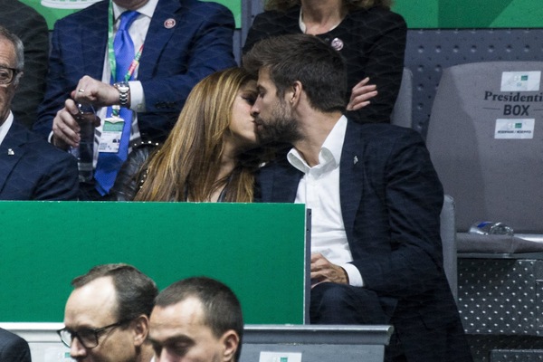 shakira-y-pique-se-comen-a-besos.jpg