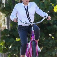 22724352-7831613-Cruise_After_the_family_finished_swimming_Shakira_enjoyed_a_bike-m-28_1577493209046.jpg